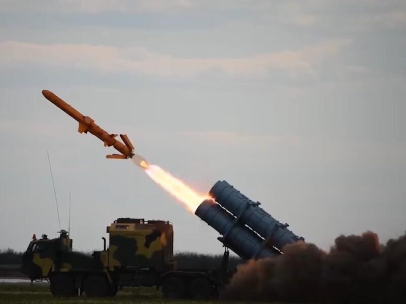 Зеленський: Україна виробляє для фронту 40% зброї