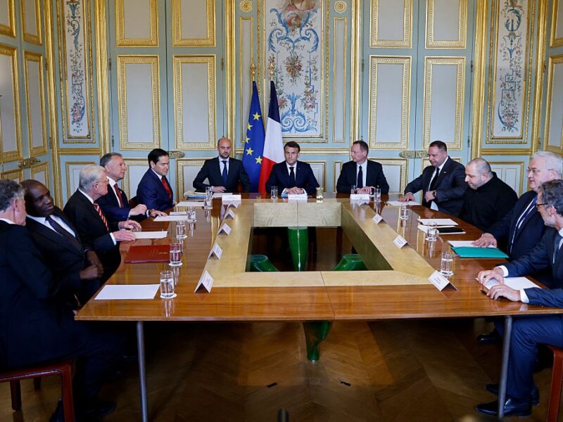 Зустріч у Парижі. США знову бачать прогрес до миру