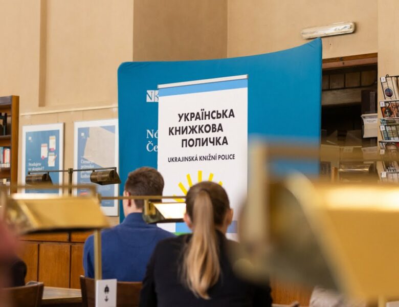 Олена Зеленська відвідала Національну бібліотеку Чехії, де відкрили українську книжкову поличку