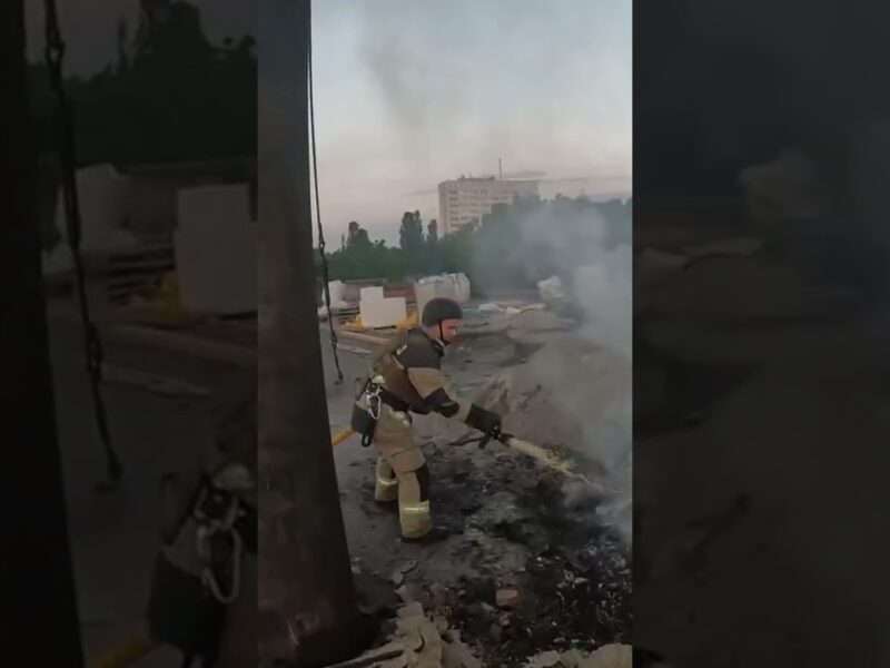 Суми: ліквідація пожежі на підприємстві після ворожої атаки