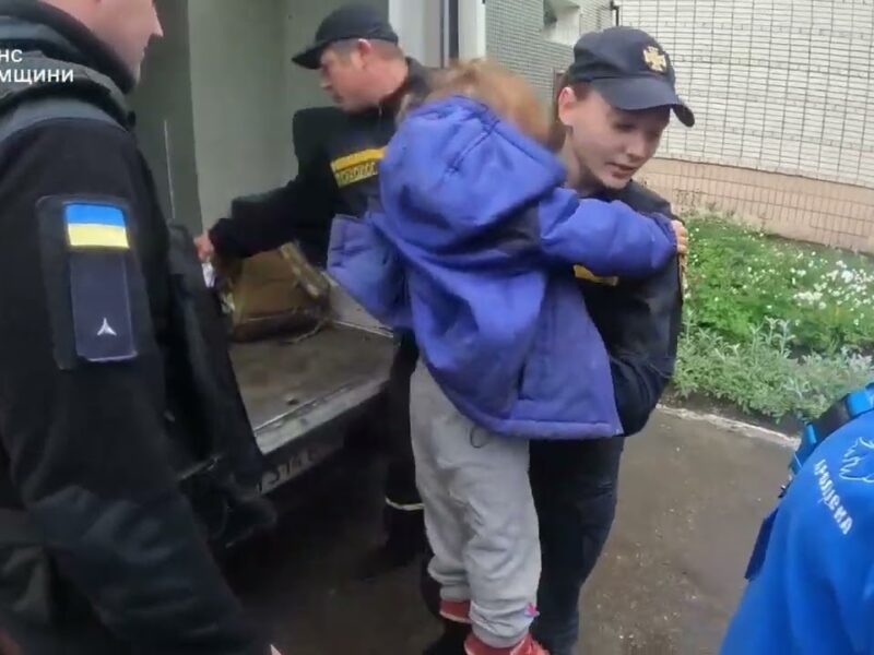 Сумщина: евакуювали дітей, чиї матері перебували в автобусі, по якому ворог учора завдав удару