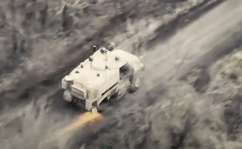 Боєць ГУР вивіз підбитий броньовик з поля бою