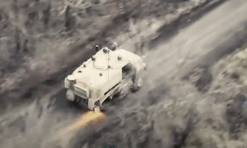 Боєць ГУР вивіз підбитий броньовик з поля бою