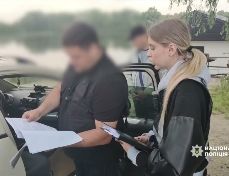 400 000 хабаря за сприяння у проведенні робіт з озеленення столиці: поліцейські викрили посадовців