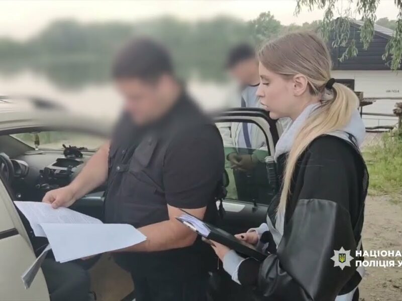 400 000 хабаря за сприяння у проведенні робіт з озеленення столиці: поліцейські викрили посадовців