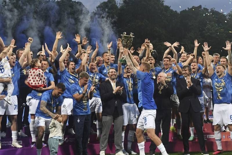 Динамо в сезоні грало без поразок, здобуло золоті медалі та одержує трофей