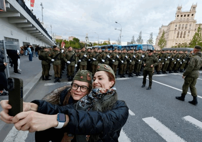 До Москви на парад приїдуть п’ять депутатів Європарламенту – ЗМІ