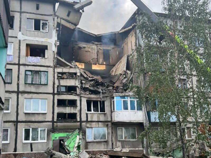 Дрон росіян влучив у п’ятиповерхівку на Донеччині