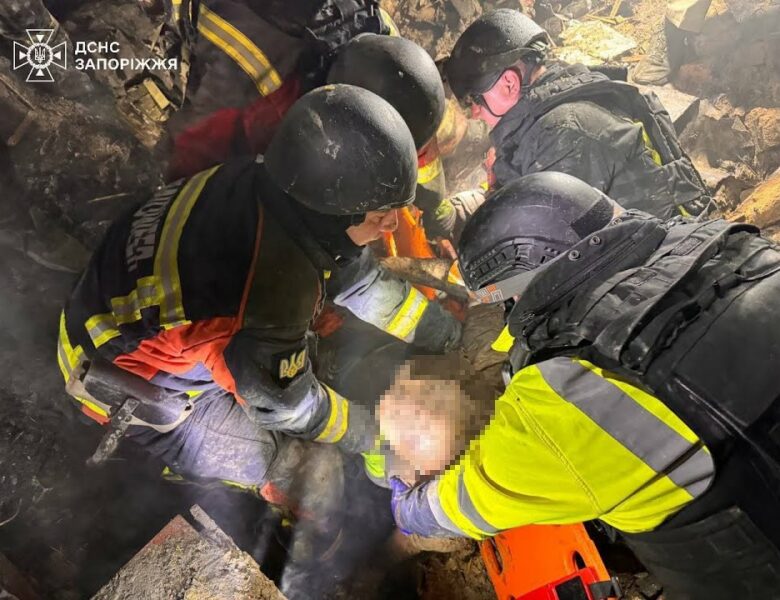 У Запоріжжі рятувальники ліквідовують наслідки масованого ворожого обстрілу