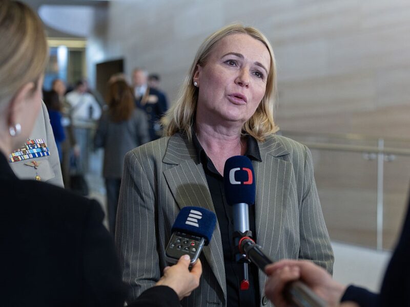 Глава Міноборони Чехія потрапила в аварію