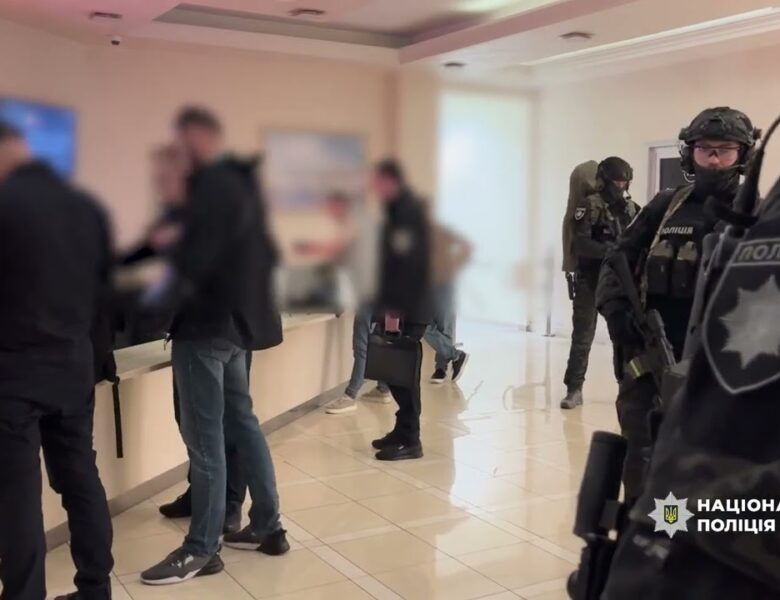 Привласнили кошти однієї з найбільших нафтопереробних компаній України: поліція провела 50 обшуків