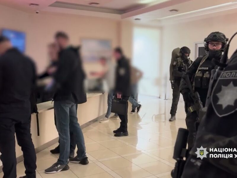 Привласнили кошти однієї з найбільших нафтопереробних компаній України: поліція провела 50 обшуків