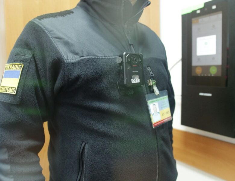Кабмін зобов’язав митників працювати з бодікамерами