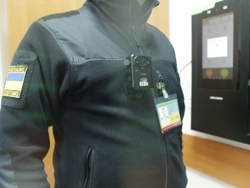 Кабмін зобов’язав митників працювати з бодікамерами