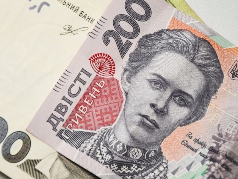 Кадровий голод трохи ослаб, а українцям почали “знижувати зарплати”