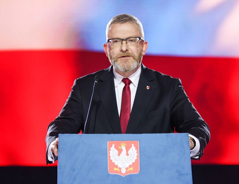 Кандидат у президенти Польщі зірвав прапор ЄС і витер ним взуття