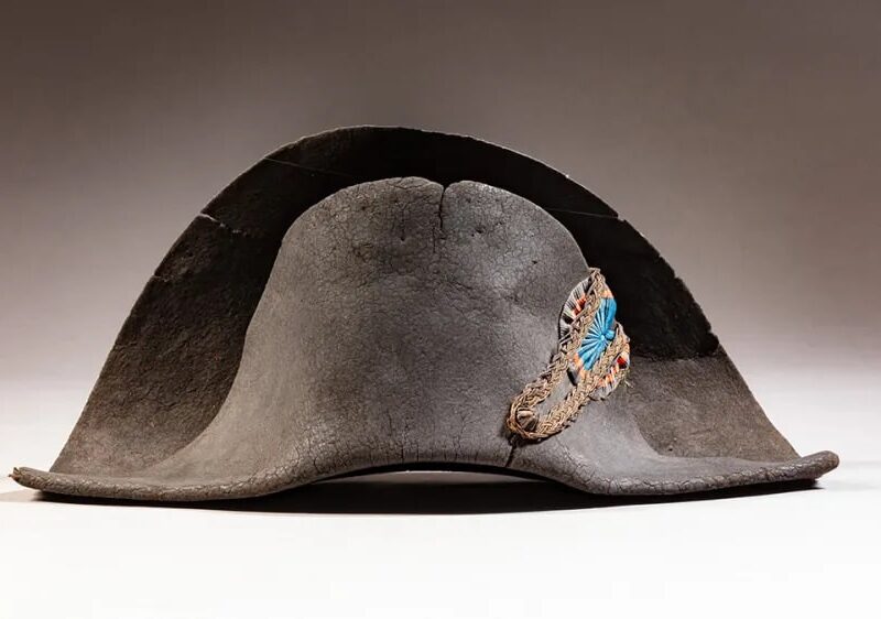 Капелюх за 800 тисяч: у Парижі продадуть легендарний бікорн Наполеона