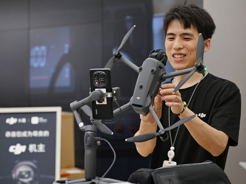 Китай припинив продаж дронів Mavic Україні, але постачає їх Росії – ЗМІ