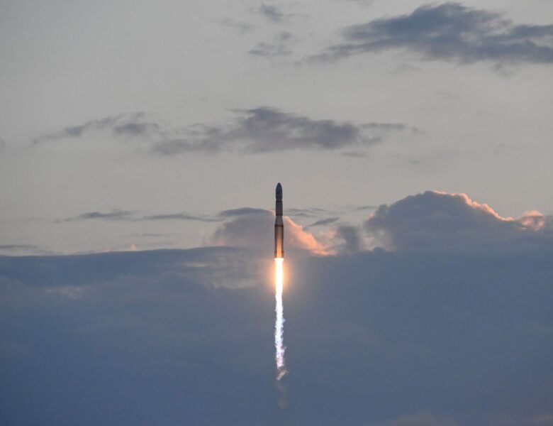 Китай здійснив запуск супутників із морської платформи