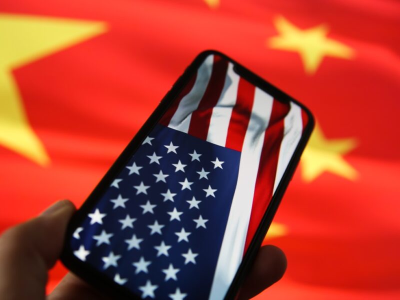 Китай зменшив експорт смартфонів до США до мінімуму з 2011 року