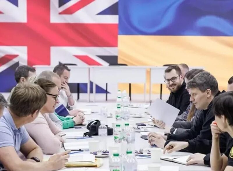 Київ і Лондон підписали мільярдну угоду на зброю