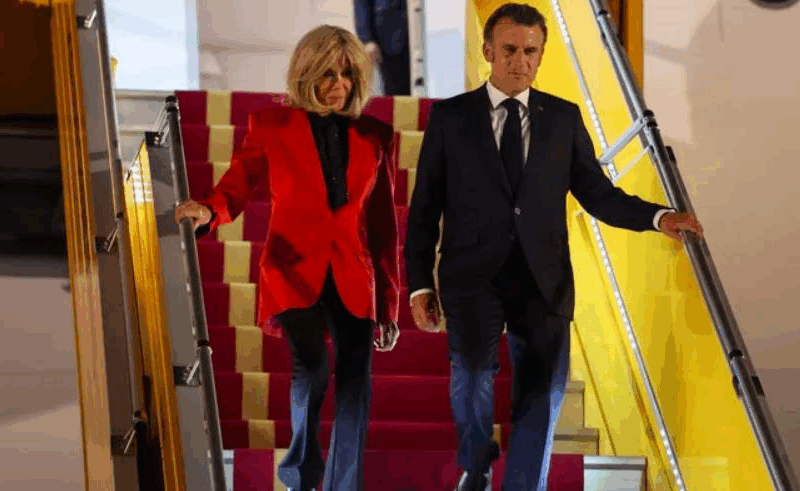 Макрон отримав публічного ляпаса від дружини