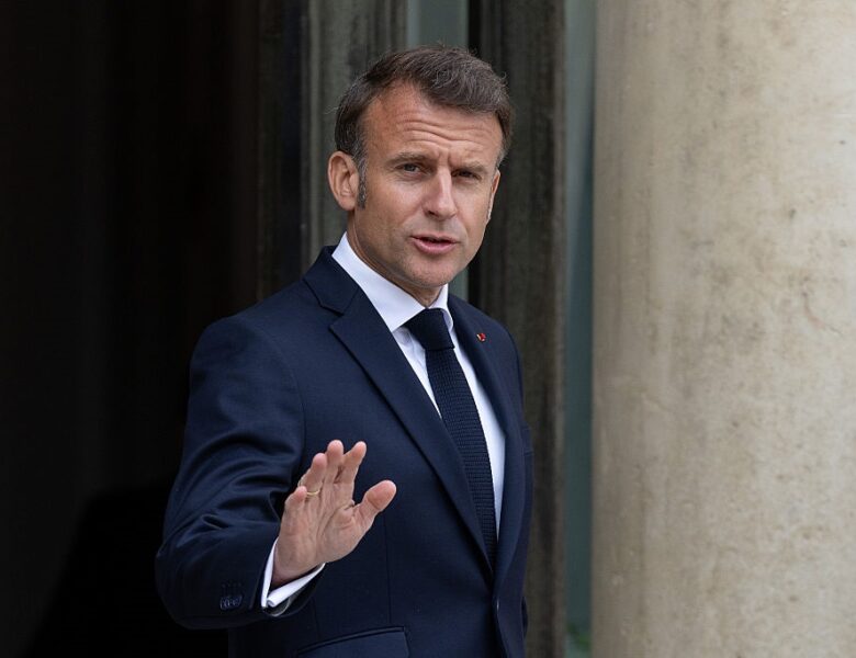 Макрон закликав “тихо” озброювати Україну