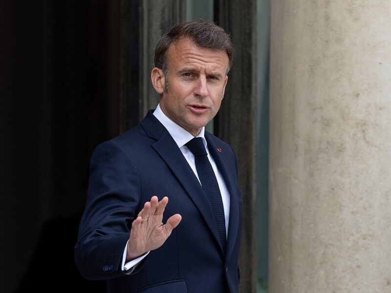 Макрон закликав “тихо” озброювати Україну