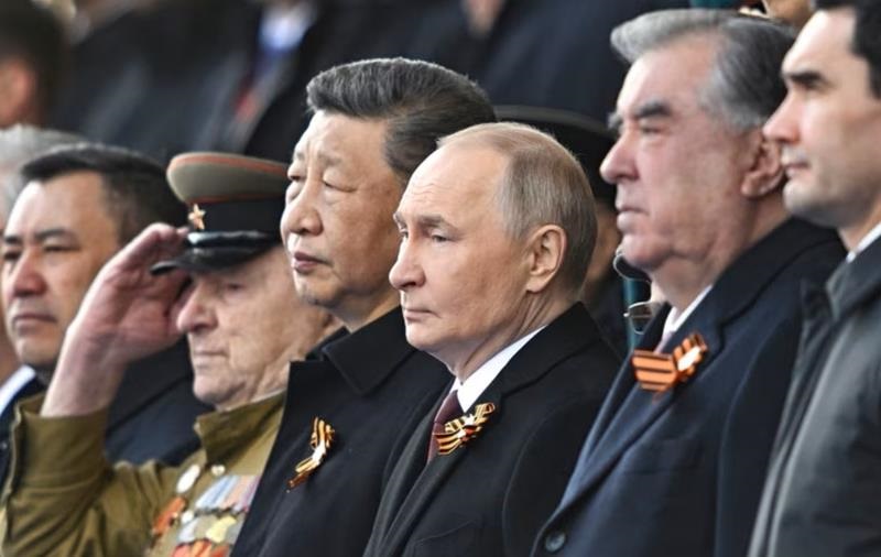 Маски скинуті: навіщо Сі Цзиньпін підтримав Путіна 9 травня