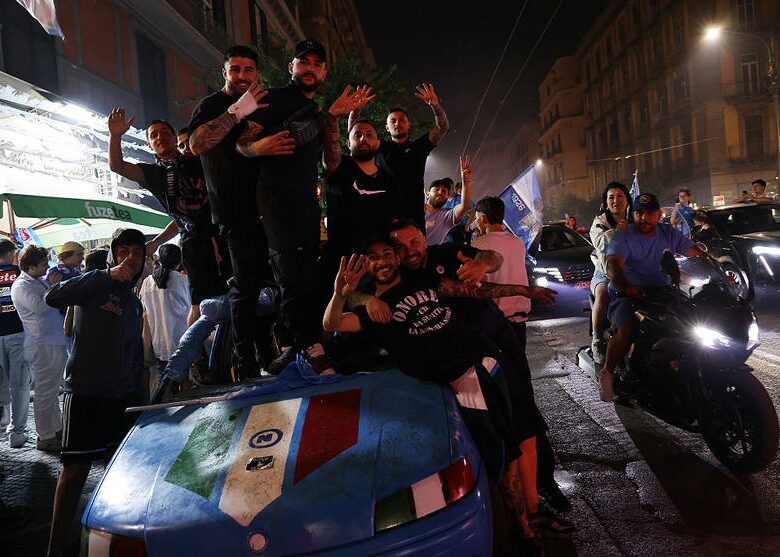 Масовим святкуванням чемпіонства Наполі заполонило все місто