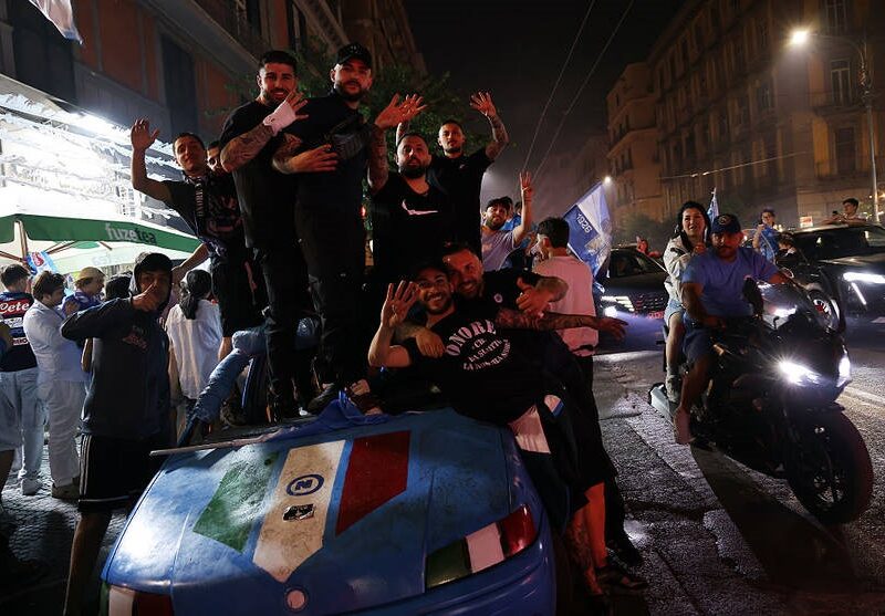 Масовим святкуванням чемпіонства Наполі заполонило все місто