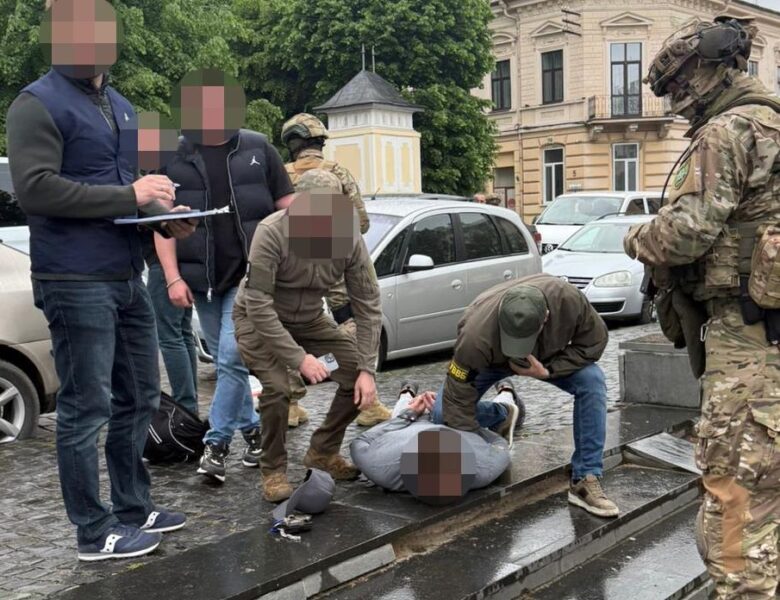 На Буковині затримали правоохоронця за організацію схеми для ухилянтів