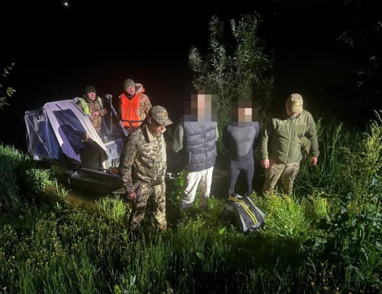 На Дністрі виловили двох “плавців” у гідрокостюмах