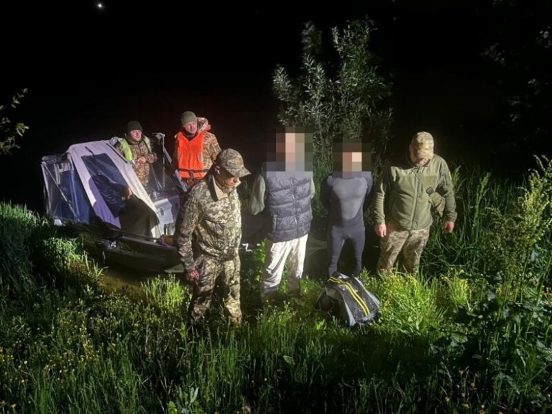 На Дністрі виловили двох “плавців” у гідрокостюмах