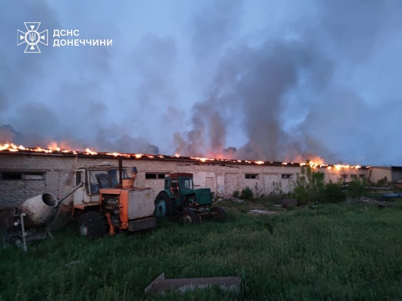 На Донеччині – масштабна пожежа через атаку дронів