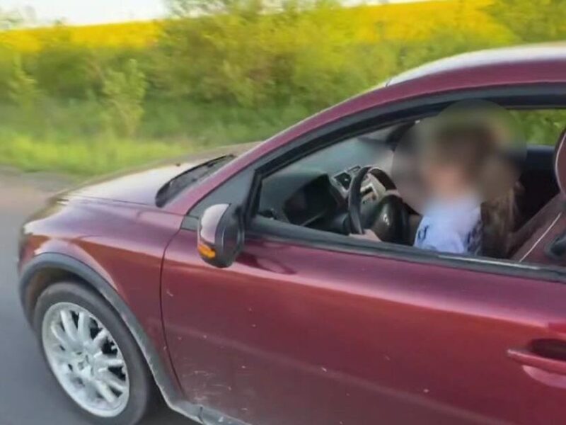 На Львівщині батько посадив малолітню доньку за кермо