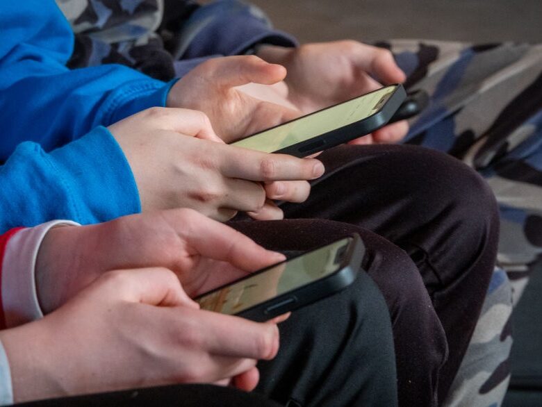 На Львівщині школярі змусили підлітка з аутизмом позувати на відео голим