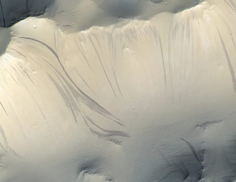 На Марсі не знайшли води: темні смуги виявилися пилом