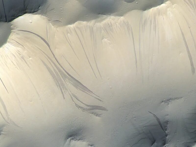 На Марсі не знайшли води: темні смуги виявилися пилом