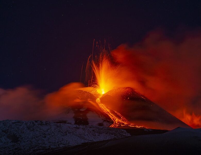 На Сицилії триває активне виверження вулкана Етна