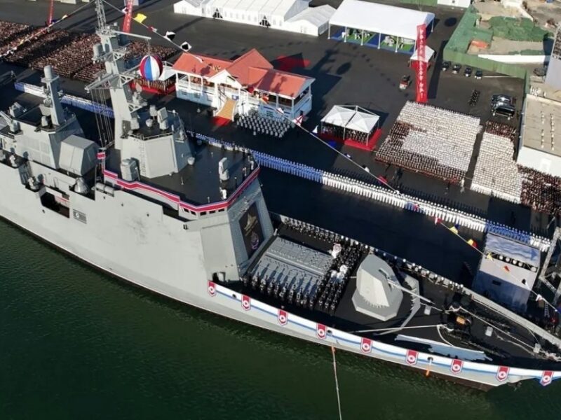 Новий есмінець КНДР частково затонув під час спуску на воду