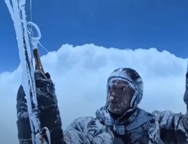 Парапланерист із Китаю випадково злетів на висоту понад 8000 метрів