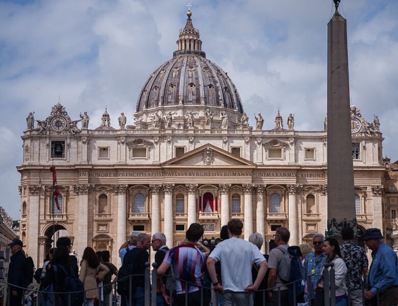Поки чорний дим. У Ватикані обирають Папу