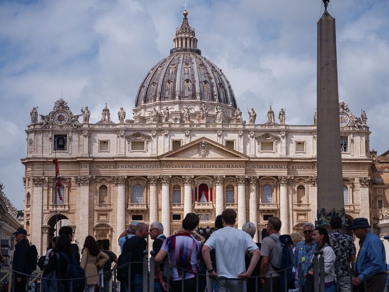 Поки чорний дим. У Ватикані обирають Папу