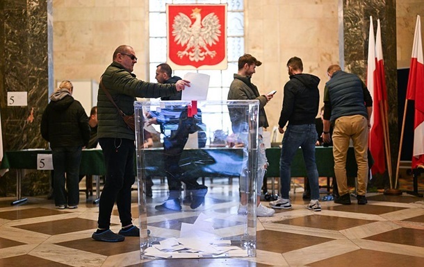 Польща “коричневіє”. Чим це загрожує Україні