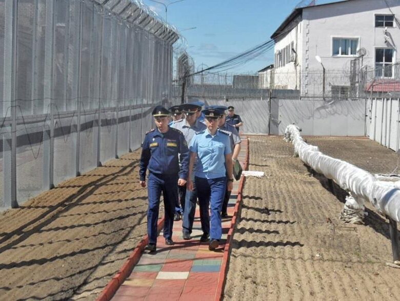 Працівнику колонії РФ оголошено підозру за знущання з українських полонених