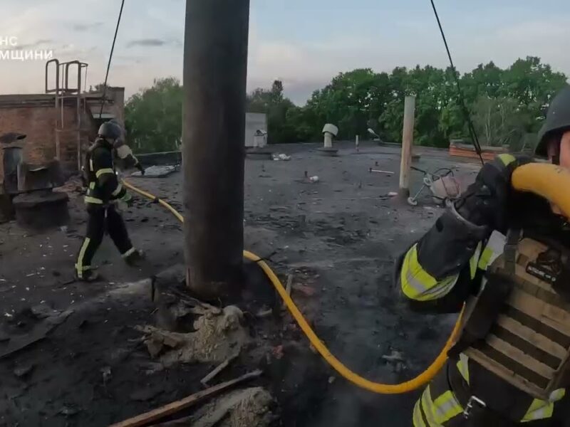 Суми: рятувальники ліквідували пожежу на промисловому підприємстві, спричинену ворожою атакою