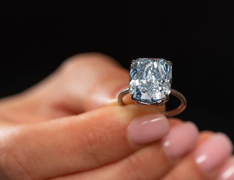 Рідкісний блакитний діамант продали на аукціоні за $21,5 млн