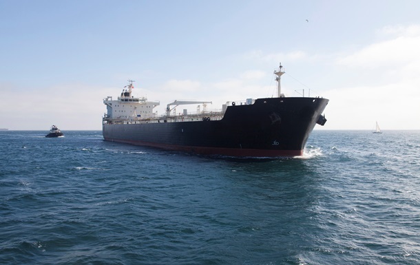 Росія почала супроводжувати “тіньові” танкери військовими кораблями