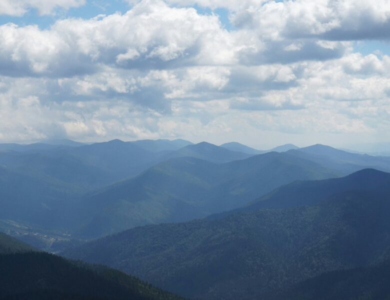 Рятувальники спустили туриста з засніженої Говерли